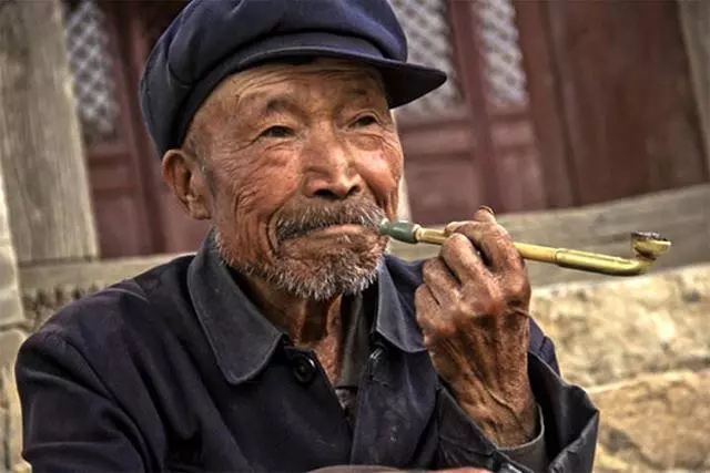 老漢救了白狼一命,他下葬當日,白狼咬死他3個兒子!