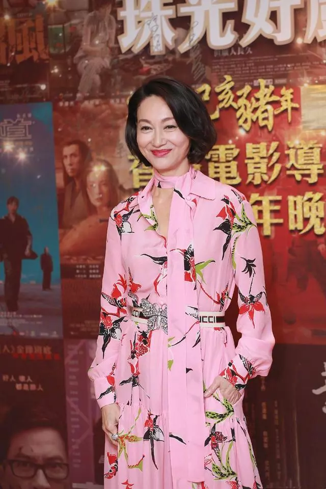 惠英紅再度惹人驚艷!一襲粉裙明艷動人,59歲還像年輕人一樣敢穿!