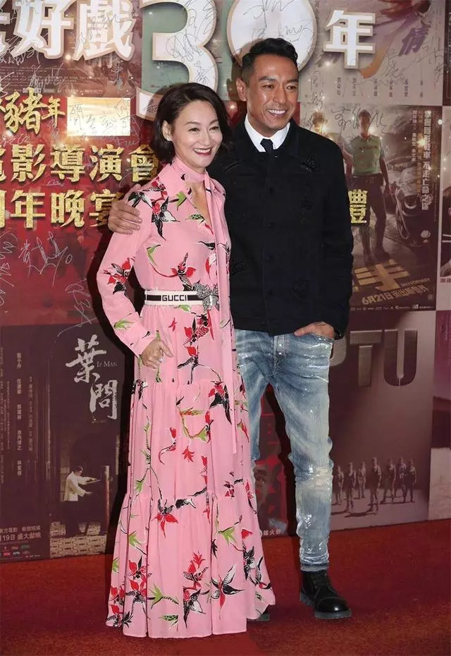 惠英紅再度惹人驚艷!一襲粉裙明艷動人,59歲還像年輕人一樣敢穿!
