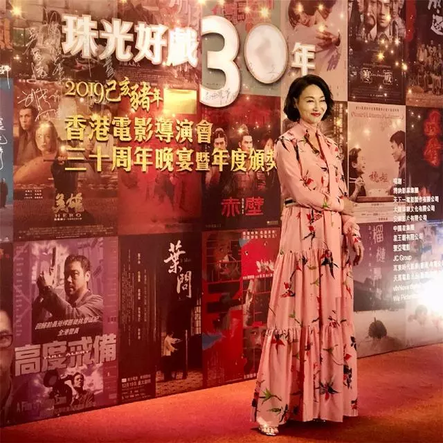 惠英紅再度惹人驚艷!一襲粉裙明艷動人,59歲還像年輕人一樣敢穿!