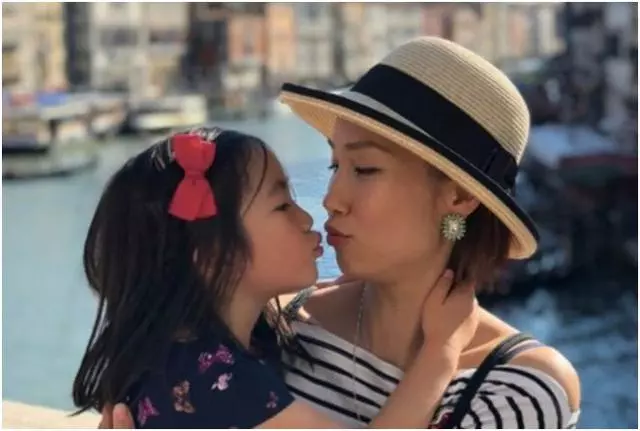 坦言封肚不再生二胎!43歲前港姐婚後息影十年再度亮相TVB引熱議!