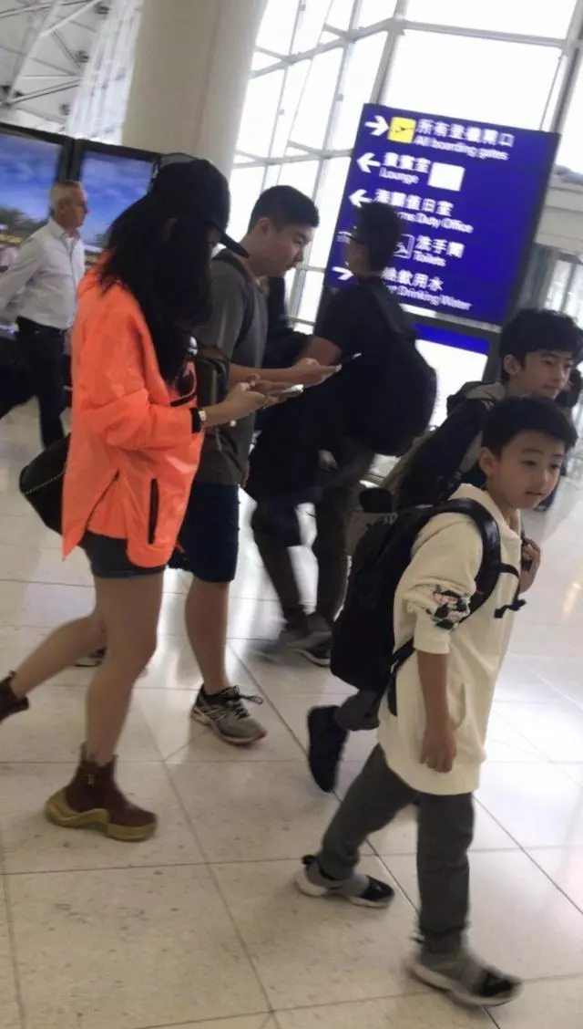 張柏芝8歲二兒子謝振南不如哥哥像父親,卻越來越可愛比哥哥更帥!