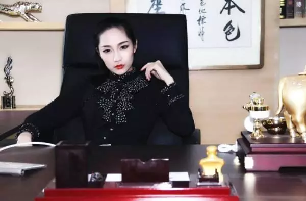 女總裁裝窮去相親 遭男方嫌棄!15天後公司相遇 女總裁傻住了