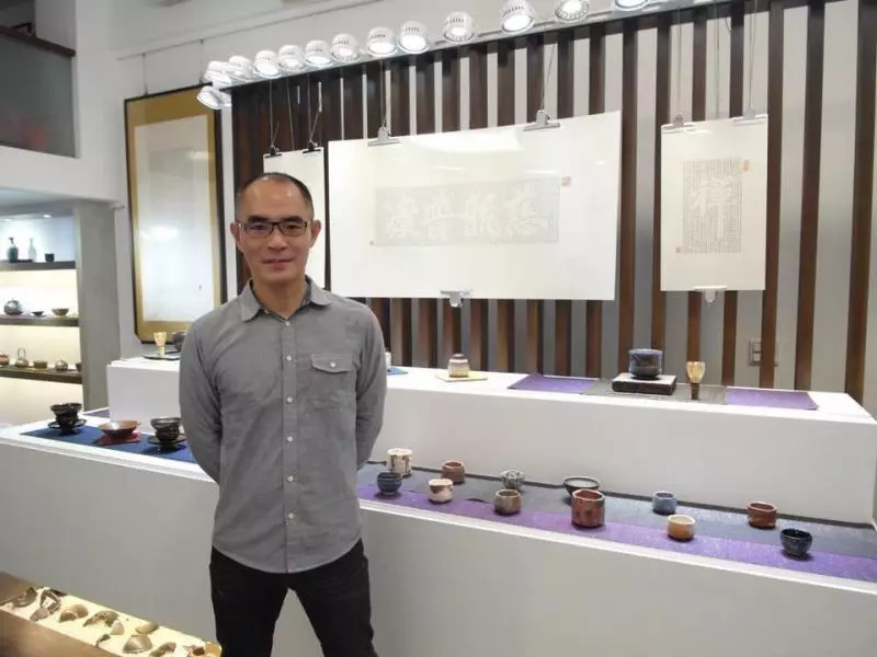 黑道大哥曾擁30支槍,母親探監時「背影怪怪的」讓他幡然醒悟,從此「只拿筆」不再拿槍!