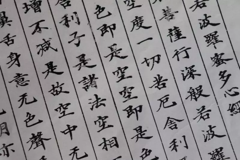 黑道大哥曾擁30支槍,母親探監時「背影怪怪的」讓他幡然醒悟,從此「只拿筆」不再拿槍!