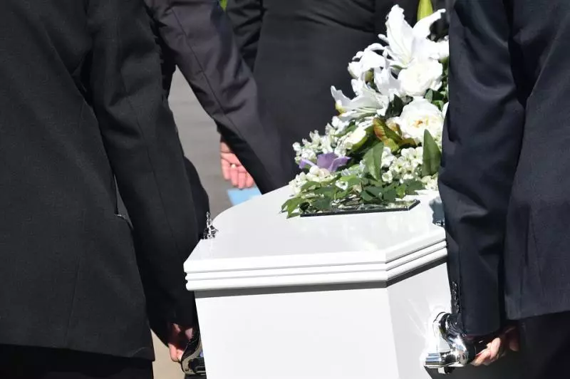 單親父癌逝!兒請1週喪假出殯,竟被老闆嗆「參加喪禮會起死回生?」網怒:還是人嗎…