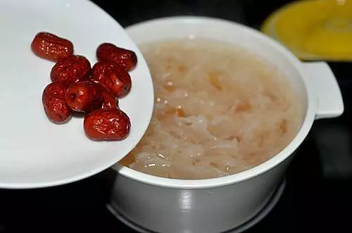 經常喝這個,皮膚想不好都很難——「桃膠銀耳羹」