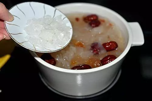 經常喝這個,皮膚想不好都很難——「桃膠銀耳羹」