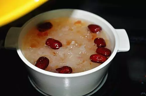經常喝這個,皮膚想不好都很難——「桃膠銀耳羹」