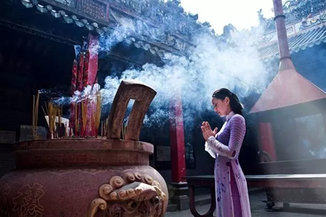 夫妻倆到越南拜神求子,當天晚上便「看到」神奇的事情!