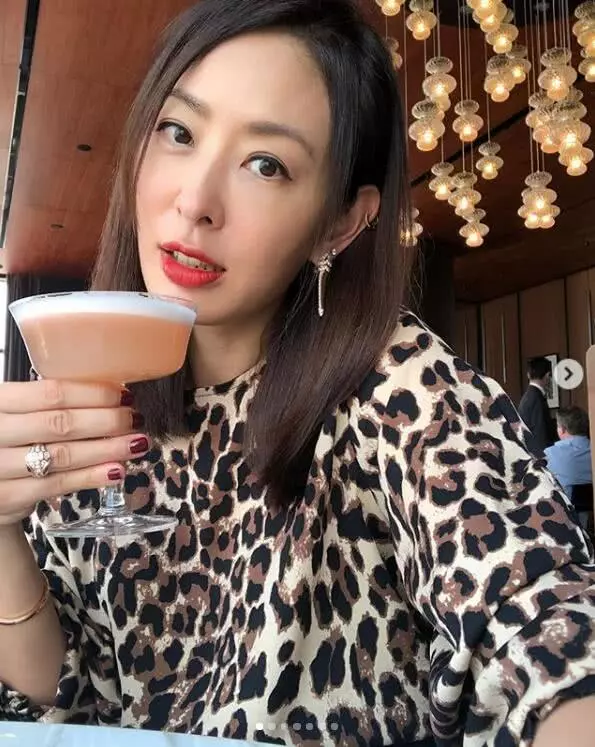 林志玲整容了?近照曝光下巴奇怪,和同歲閨蜜合影像妹妹!