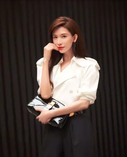 林志玲整容了?近照曝光下巴奇怪,和同歲閨蜜合影像妹妹!