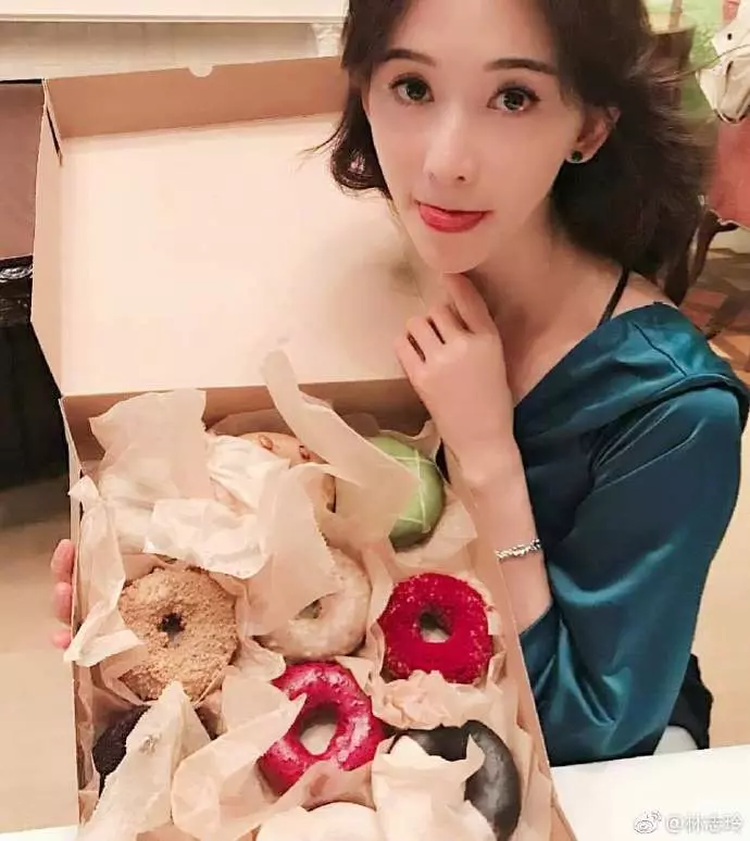 林志玲整容了?近照曝光下巴奇怪,和同歲閨蜜合影像妹妹!