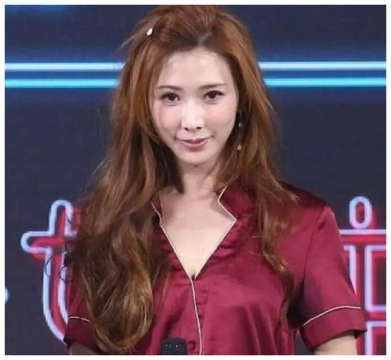 林志玲整容了?近照曝光下巴奇怪,和同歲閨蜜合影像妹妹!
