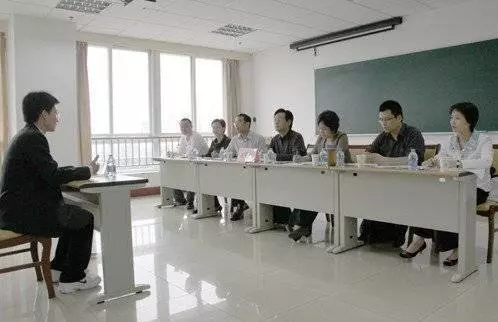老員工「得罪」女主管被經理踢走,3天後,老闆怒斥二人並開除!