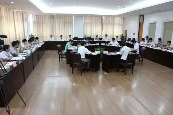 老員工「得罪」女主管被經理踢走,3天後,老闆怒斥二人並開除!