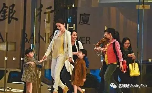 搶別人老公,嫁殘疾富豪,公司上市 你們卻只好奇她怎麼懷的孕!