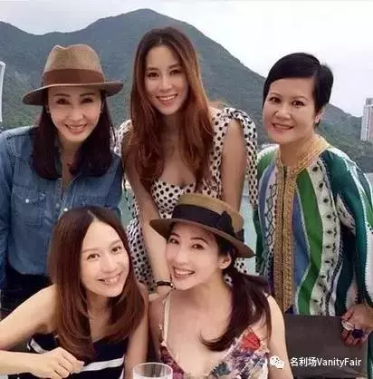 搶別人老公,嫁殘疾富豪,公司上市 你們卻只好奇她怎麼懷的孕!
