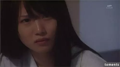 接到丈夫簡訊:「恭喜妳要做外婆!」我氣沖沖問13歲女兒:「誰弄大妳肚子?」她卻笑笑說:「是爸爸!」當我知道原因,驚呆住了