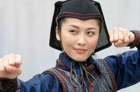 看似三胞胎姐妹的女星,越看越分不清!