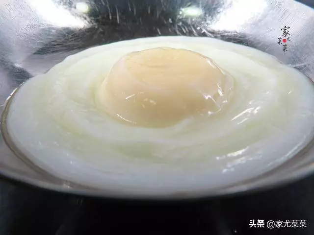 煮荷包蛋總是散開有白沫?牢記3個訣竅,荷包蛋完整滑嫩不粘鍋!