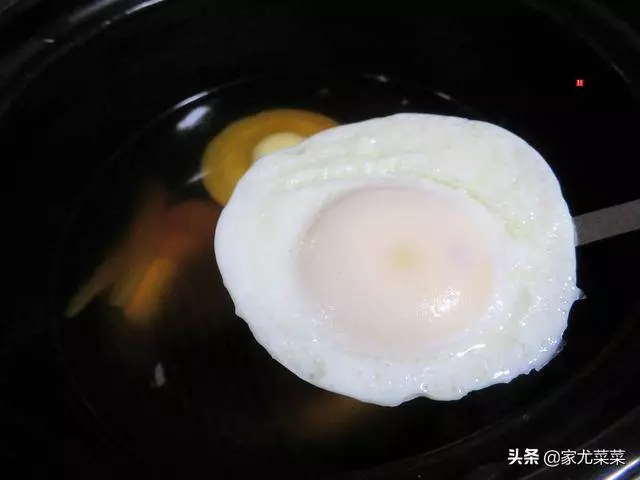 煮荷包蛋總是散開有白沫?牢記3個訣竅,荷包蛋完整滑嫩不粘鍋!