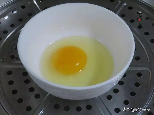 煮荷包蛋總是散開有白沫?牢記3個訣竅,荷包蛋完整滑嫩不粘鍋!