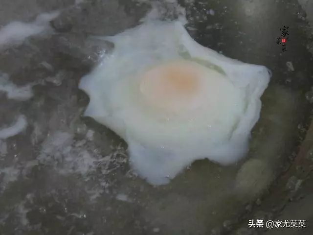 煮荷包蛋總是散開有白沫?牢記3個訣竅,荷包蛋完整滑嫩不粘鍋!