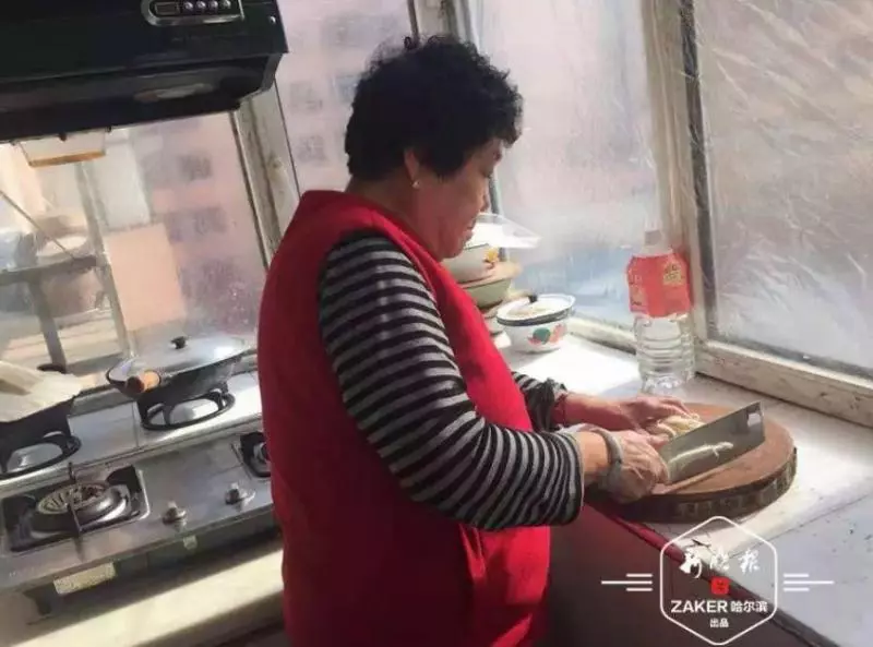 77歲老人20年不敢出遠門,竟是因為「怕」樓下鄰居,網稱:世間最美阿嫲