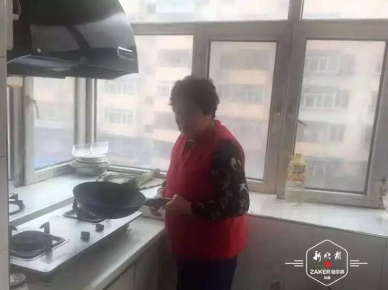 77歲老人20年不敢出遠門,竟是因為「怕」樓下鄰居,網稱:世間最美阿嫲