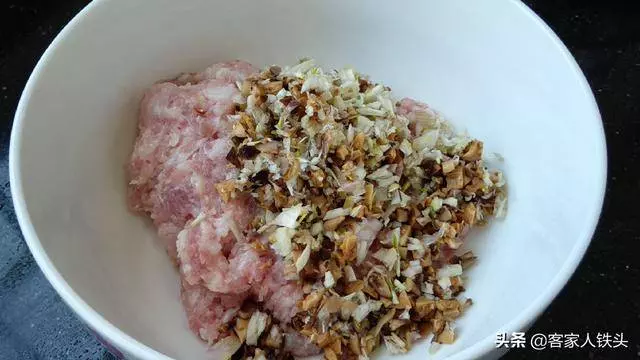 客家這一鍋菜火了,簡單做出鍋真香,上桌湯汁也不剩!