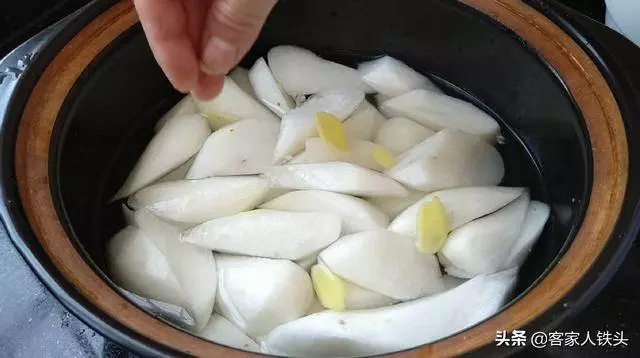 客家這一鍋菜火了,簡單做出鍋真香,上桌湯汁也不剩!