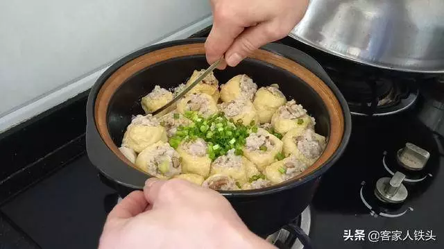 客家這一鍋菜火了,簡單做出鍋真香,上桌湯汁也不剩!