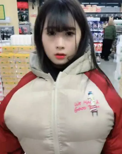 小美女早上去逛超市,在超市偷東西被保安發現,打開衣服後保安頓時臉紅了!