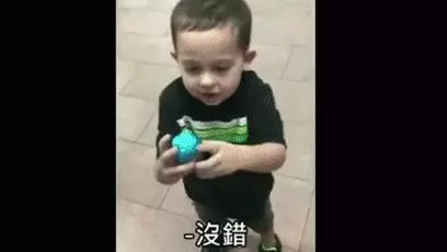 小美女早上去逛超市,在超市偷東西被保安發現,打開衣服後保安頓時臉紅了!