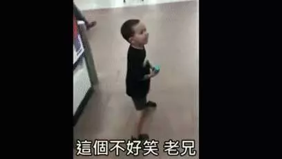 小美女早上去逛超市,在超市偷東西被保安發現,打開衣服後保安頓時臉紅了!