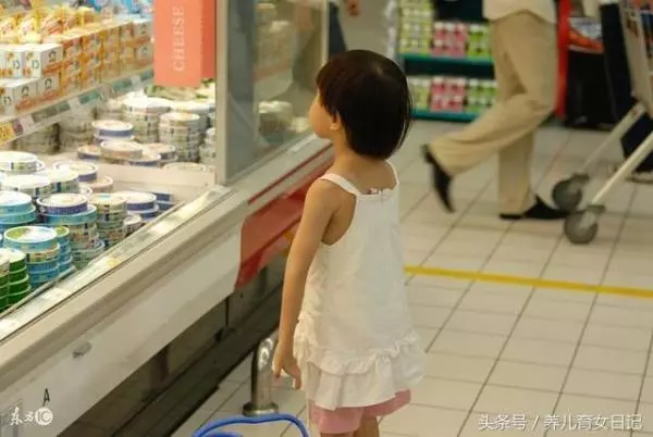 小美女早上去逛超市,在超市偷東西被保安發現,打開衣服後保安頓時臉紅了!