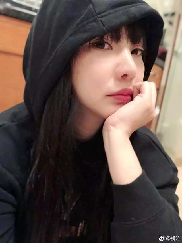 38歲柳岩近照曝光,網友傻眼:看半天沒認出來!