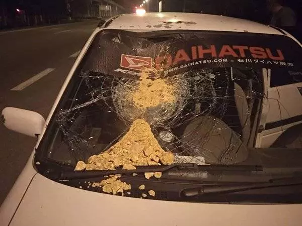 射高燈、再拋石頭! 「石頭黨」深夜襲擊轎車!