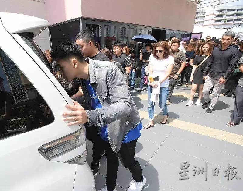 「我很害怕我會忘了她…以後我要學習自己買衣服…」