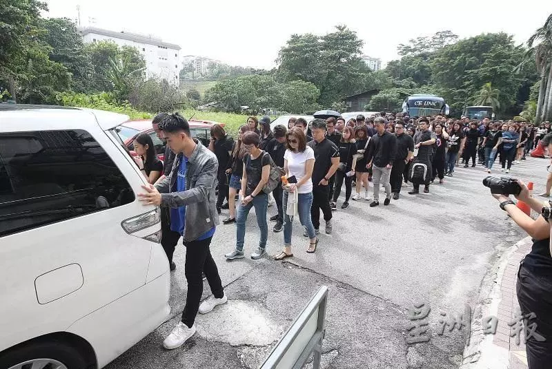 「我很害怕我會忘了她…以後我要學習自己買衣服…」