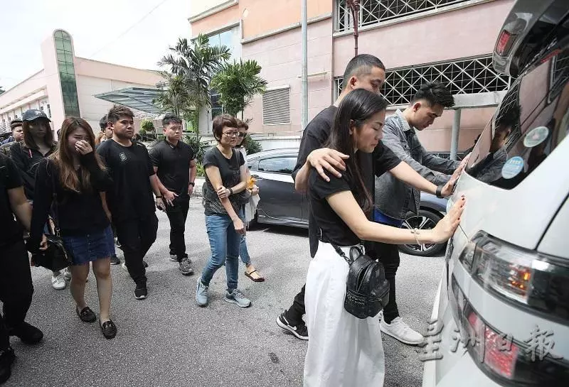 「我很害怕我會忘了她…以後我要學習自己買衣服…」