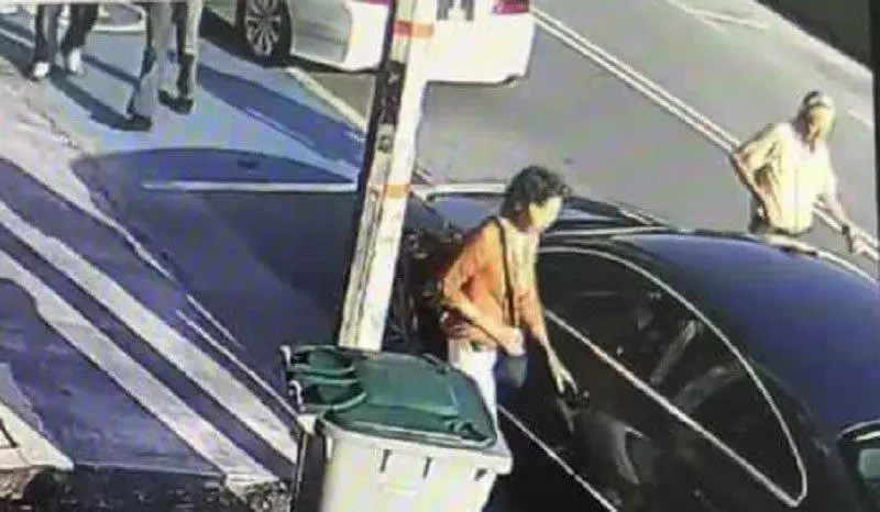 太猖狂!馬六甲華裔夫婦准備上車-3匪持刀當街搶劫!