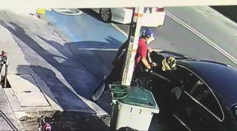 太猖狂!馬六甲華裔夫婦准備上車-3匪持刀當街搶劫!