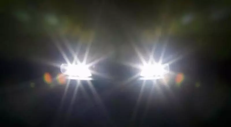 妙招擊退愛開遠光燈車主! 「鬼怪反光貼」獲讚神發明
