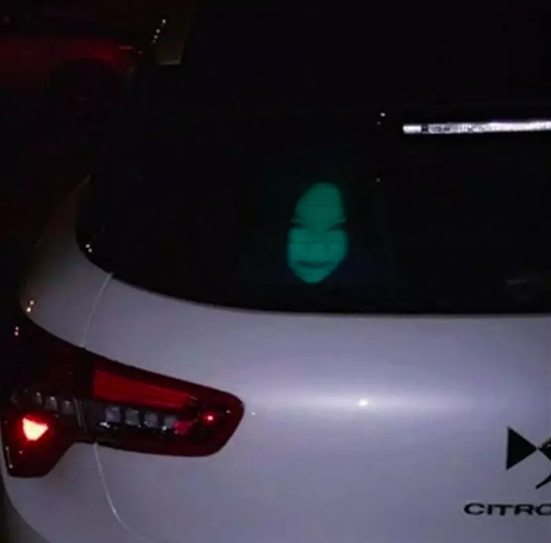 妙招擊退愛開遠光燈車主! 「鬼怪反光貼」獲讚神發明