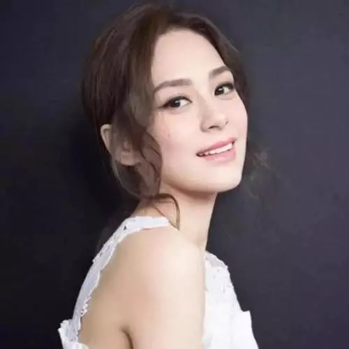 苦盡甘來!阿嬌挺大肚逛街疑似懷孕,老公賴弘國在旁細心呵護~