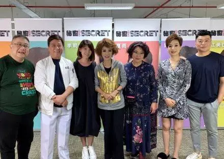 米雪終於露面,大紅唇配黃色爆炸頭一點不服老,64歲氣質太高級!