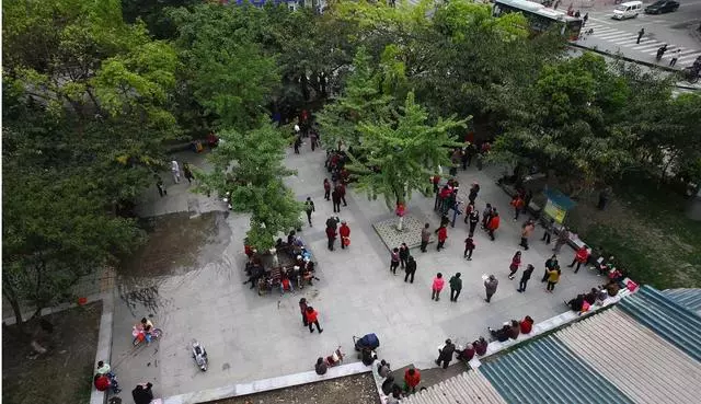 母親堵門為弟弟要錢,夫妻反目,住娘家又被趕回