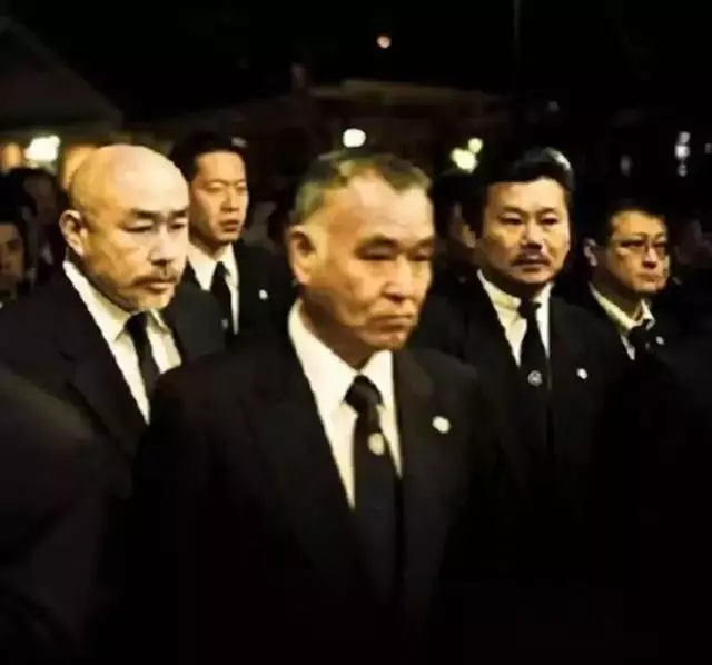 世界第一黒幫老大去世,90000馬仔送行,大量警察維護秩序